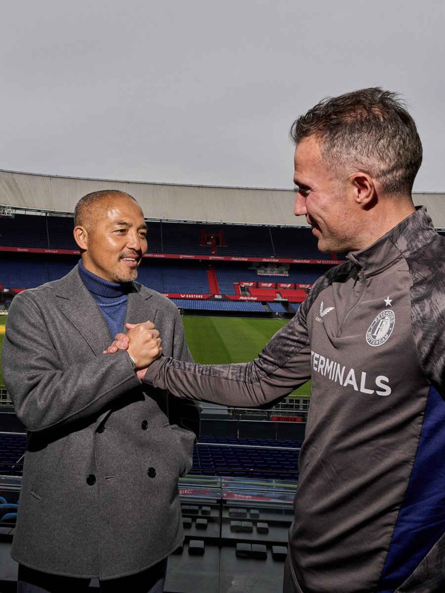Feyenoord's tweet image. Reunited in Rotterdam. 😁

Shinji Ono 🤝 Robin van Persie
