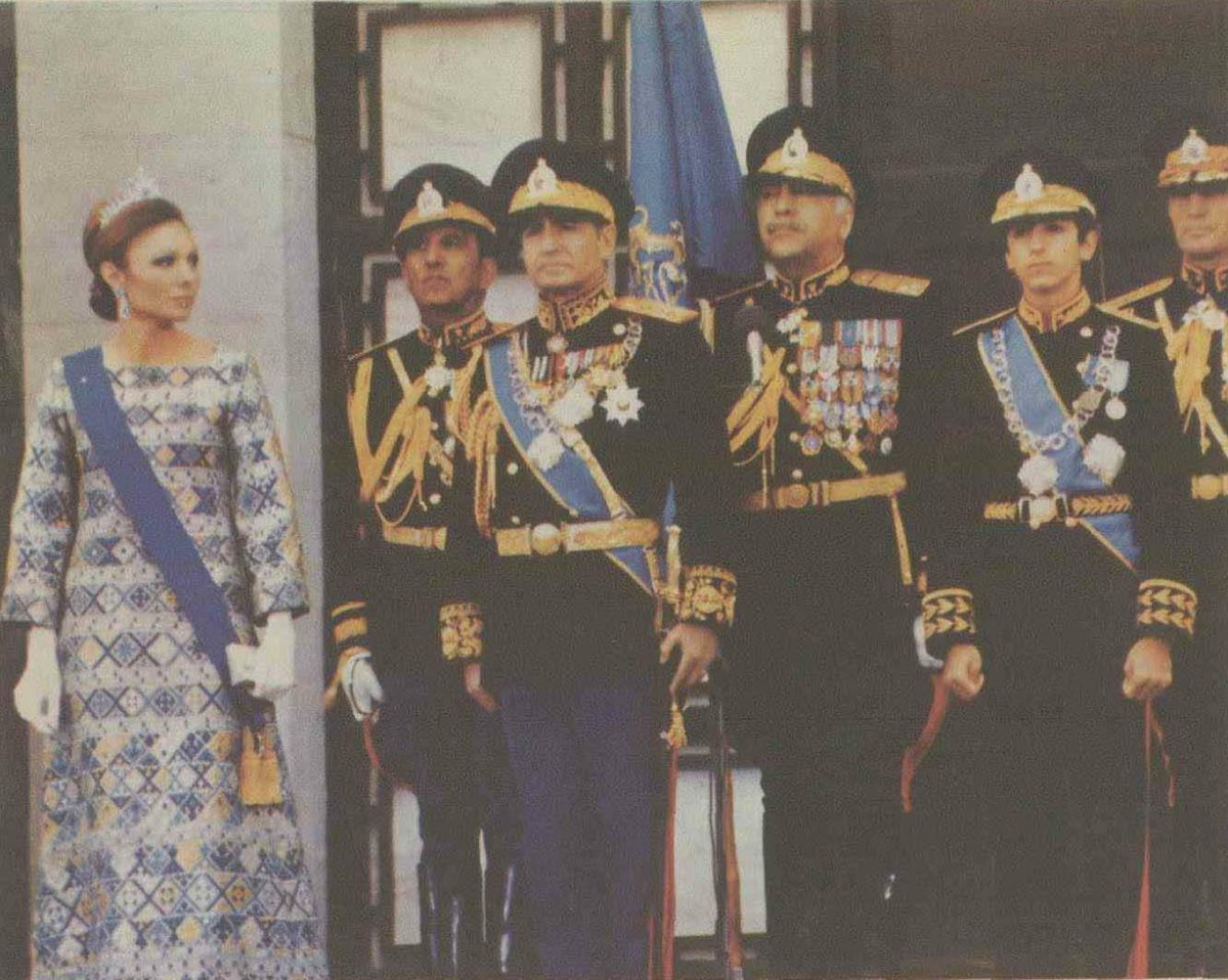 Irandokht5469's tweet image. چطور می‌توان از کسی که ثروت کشور را دزدیده و فرار کرده، انتظار نجات داشت؟ #وحوش_پهلوی 
#ننگ_تاریخ