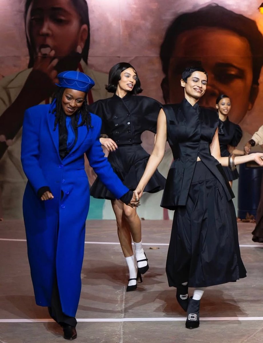 myrunwaygroup's tweet image. The @ToluCoker_ opened #LondonFashionWeek with "Survivor's Remorse", a collection rooted in 90s/2000s nostalgia.

Attended by King Charles III with a live performance by @LittleSimz.

A royal start to #LFW and a powerful reminder of why representation matters.

🎥: @CNNStyle