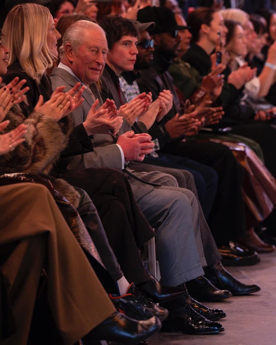 myrunwaygroup's tweet image. The @ToluCoker_ opened #LondonFashionWeek with "Survivor's Remorse", a collection rooted in 90s/2000s nostalgia.

Attended by King Charles III with a live performance by @LittleSimz.

A royal start to #LFW and a powerful reminder of why representation matters.

🎥: @CNNStyle