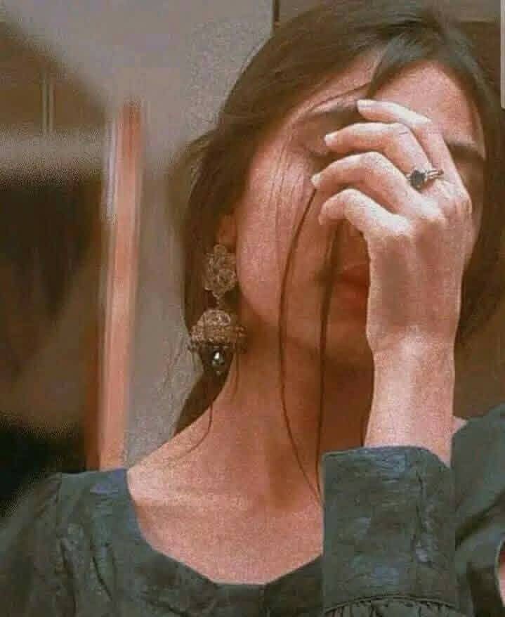 اُس نے ہاتھ چھڑا کر جانا چاہا ! میں نے جانے دیا:-)
کوئی مر رہا تھا مجھ میں, میں نے مر جانے دیا 🩶

#اردو_زبان