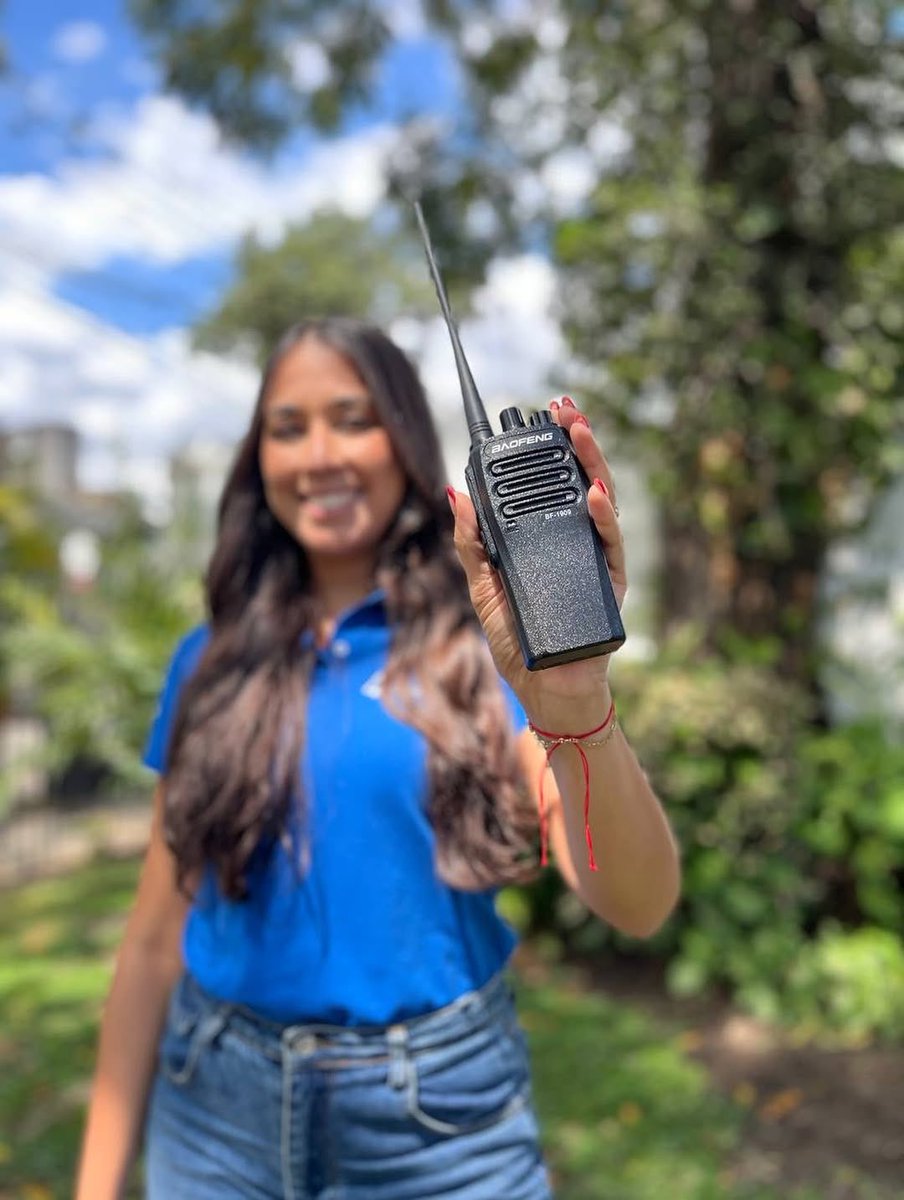 ✨ ¡Conecta con tu equipo! 

Con un radio portátil, la comunicación nunca fue tan fácil. Sin señal, sin problemas.

 Ideal para comunicarte en ambientes donde necesites inmediatez, sin señal, sin wifi, pero siempre comunicado.

¡Sostén tu comunicación y mantente en contacto!