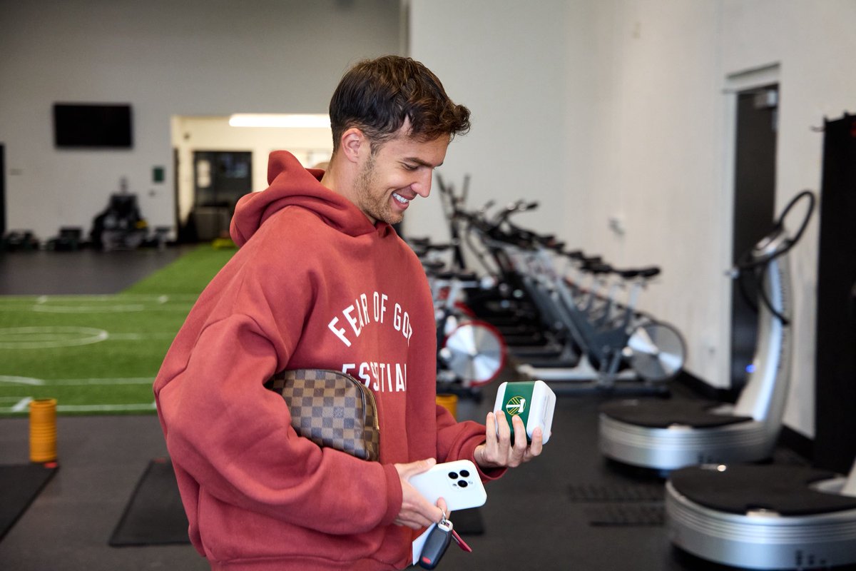 TimbersFC's tweet photo. Starting the season without skipping a beat 💯 

Kristoffer hooked the boys up with some @beatsbydre before the season kicks off 🔜 https://t.co/poqA9wW8SB