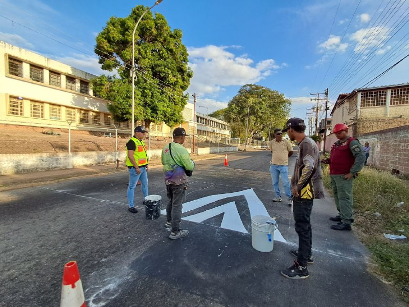 ‼️ Ciudad Bolívar 

El INTT realiza labores de demarcación del rayado peatonal en Ciudad Bolívar, una acción clave para el cumplimiento de las leyes de tránsito y la protección del peatón.