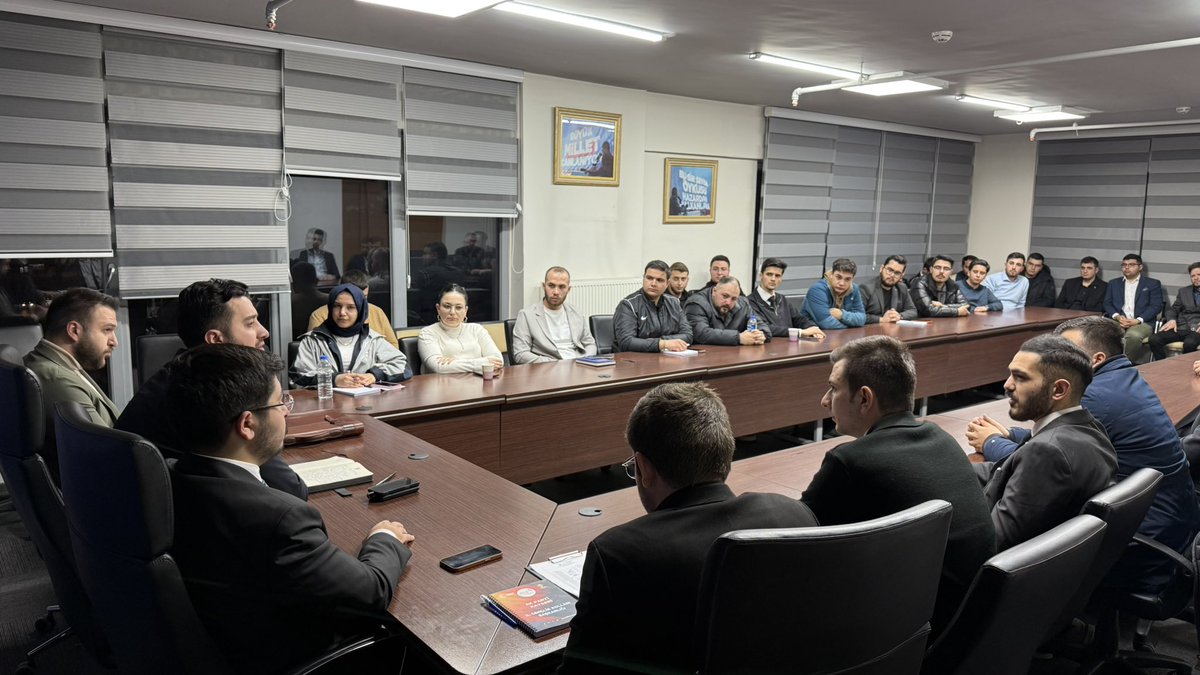 akgenckayseri's tweet photo. Genel Merkez Gençlik Kolları MKYK Üyemiz ve İç Anadolu Bölge Koordinatörümüz Beytullah Gümüş ile birlikte yönetim toplantımızı gerçekleştirdik.

İl yönetimimiz ve ilçe başkanlarımızın katılımıyla verimli bir istişare yaptık. Birlik ve beraberlik içinde çalışmalarımıza devam ediyoruz. 💪🏻

@rterdogan 
@avyusufibis 
@osmannazlier 
@huseyinokandan 
@beytullah_gumus 
@kemalyigitguler
