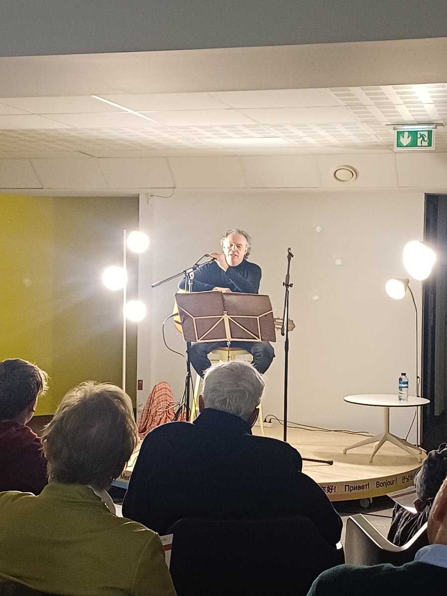 Antoni Rosell, intérprete de música medieval, nos ha deleitado con un recital poético, "Canciones y romances para Jane Whetnall", en honor a nuestra homenajeada.

Pueden escuchar sus canciones en el siguiente enlace 👇
youtu.be/bEX8aFd7xRU?fe…