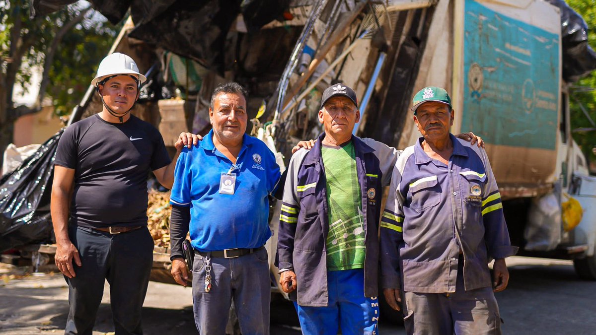 EMPLEADOS DEL TREN DE ASEO DE SANTA ANA CENTRO LE HAN SALVADO LA VIDA A UN NIÑO

Don Roberto, Bernabé, Manuel y Juan, integrantes del equipo de Aseo Urbano de Santa Ana Centro, se convirtieron en los héroes de una madre y su hijo de 10 años, quien sufrió un ataque de asma durante