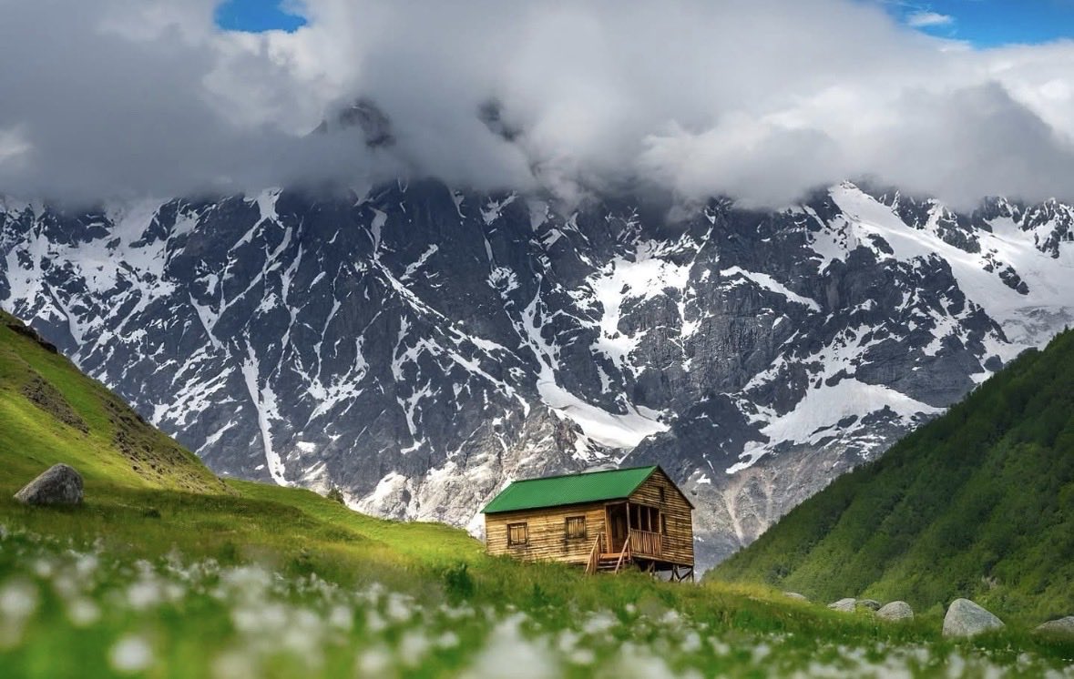 “Onu yok pahasına, birkaç dirheme sattılar. Zaten ona pek değer ­vermemişlerdi.”
Yusuf-20