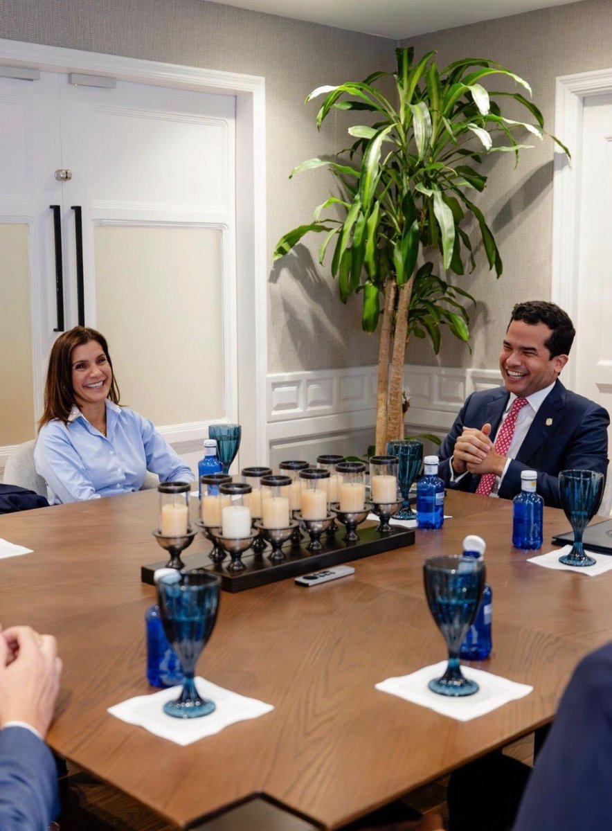 Me encantaría saber de que se están riendo el senador de la capital Omar Fernández y la embajadora de los Estados Unidos SE Leah Campos, durante la visita de cortesía que le giró la diplomática al senador el día de ayer.

Por la cara de ambos parece que el cuento estuvo muy