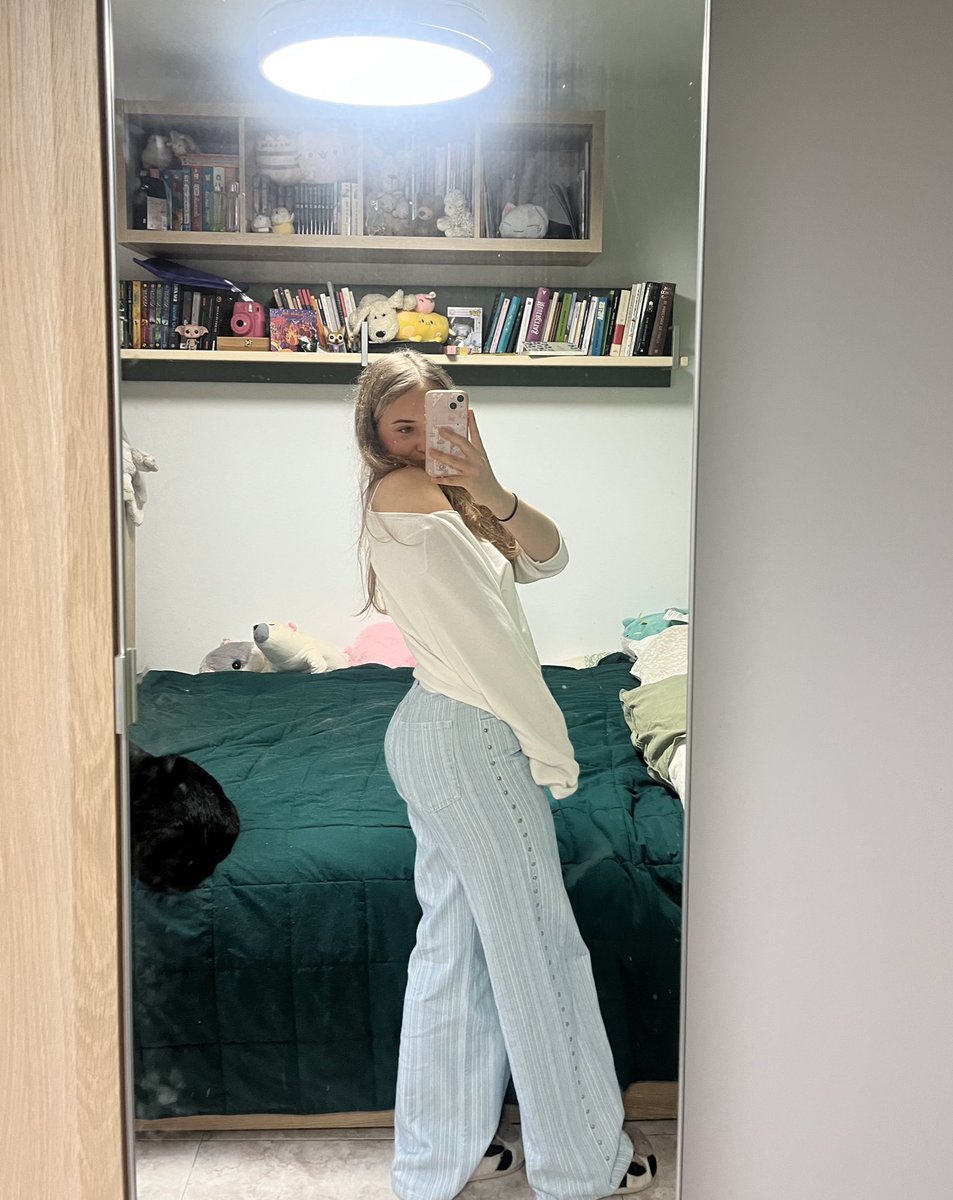 júli 🌸 tweet media