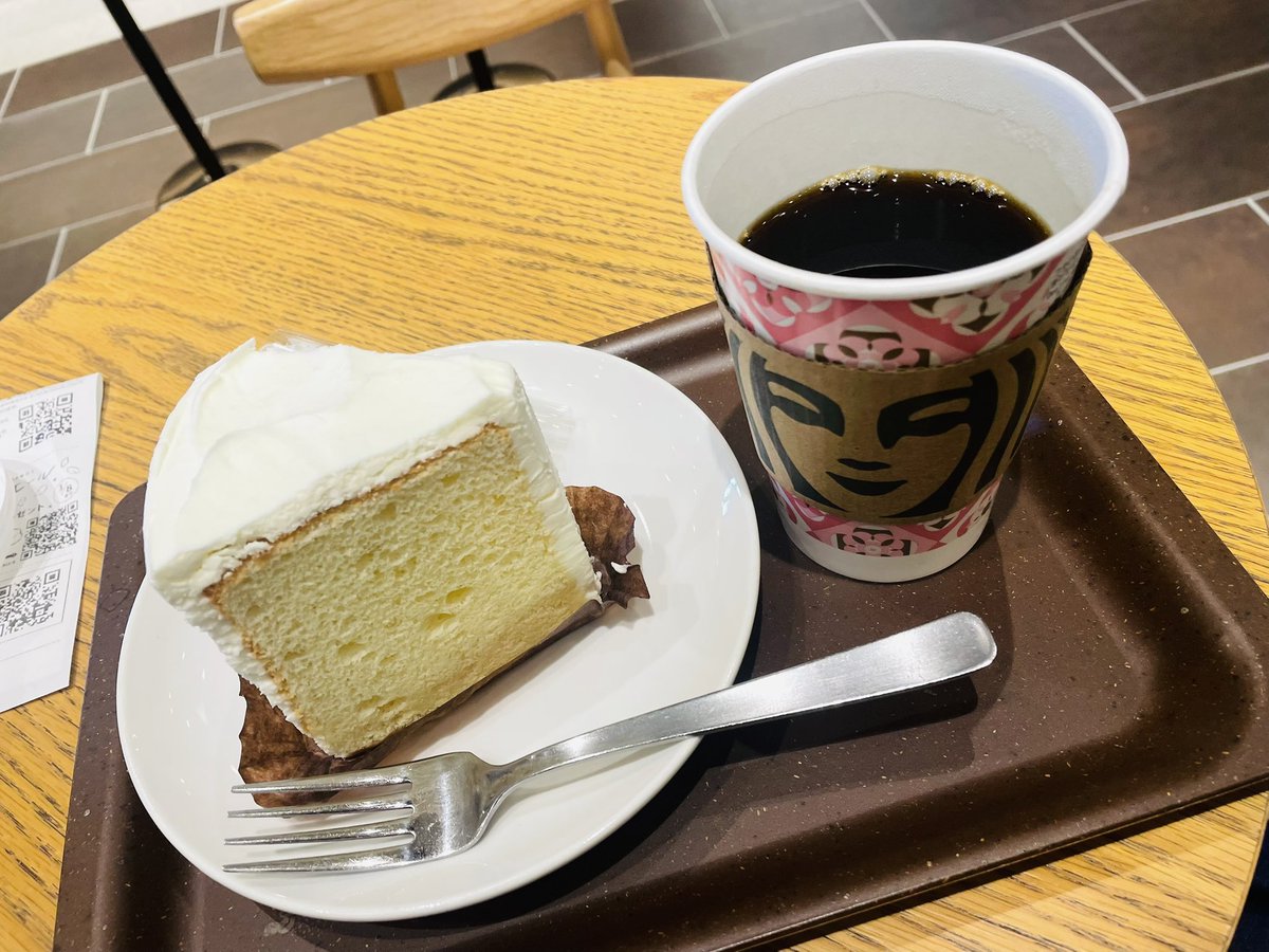 mfkotani's tweet photo. 明日からダイエット開始❣️
今日は最後の晩餐✨
シフォンケーキと本日のコーヒー

通ってる医院では、朝夕体重測定し記録する。何時に寝たか、睡眠時間は何時間取れたか、７時間以上睡眠を取ったほうが良いらしいのだ。自分の健康維持の為、頑張ろう。水は1日3ℓ飲むなど。1ヶ月5kg減が目標。 https://t.co/oylwUgfQwz