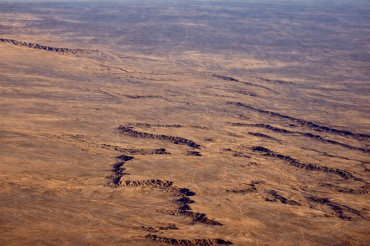 jrambaud's tweet photo. #Desiertos desde el aire 1) #Sahara cerca de Tibesti #Chad 2) Desierto arábigo #ArabiaSaudi 3) #Namib #Namibia 4) #Uzbekistan #Turkmenistan https://t.co/vnldkrsL0R