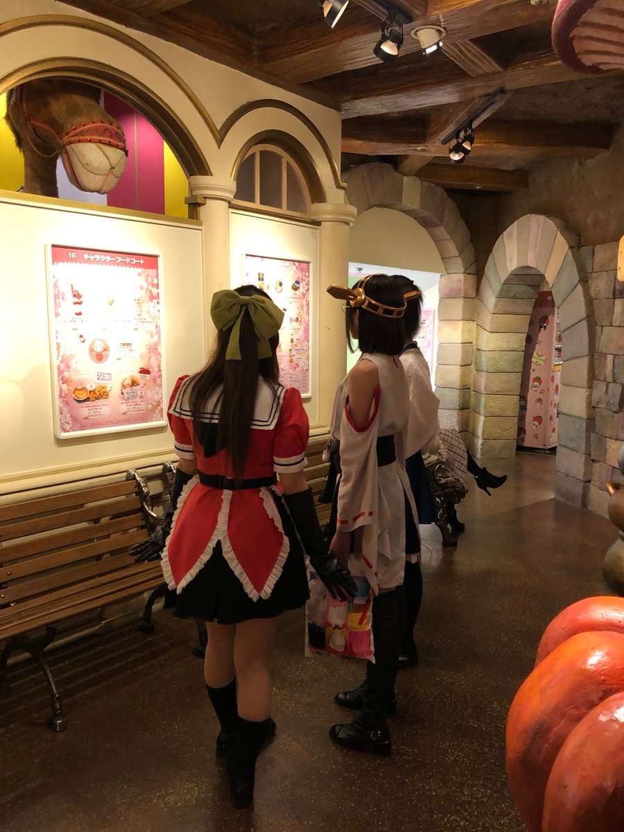 サンリオ艦これコラボからもう6年・・・
これはフードメニューを真剣に見ておられる艦娘です

ピューロランドの夢空間に艦娘、最高の非日常でした