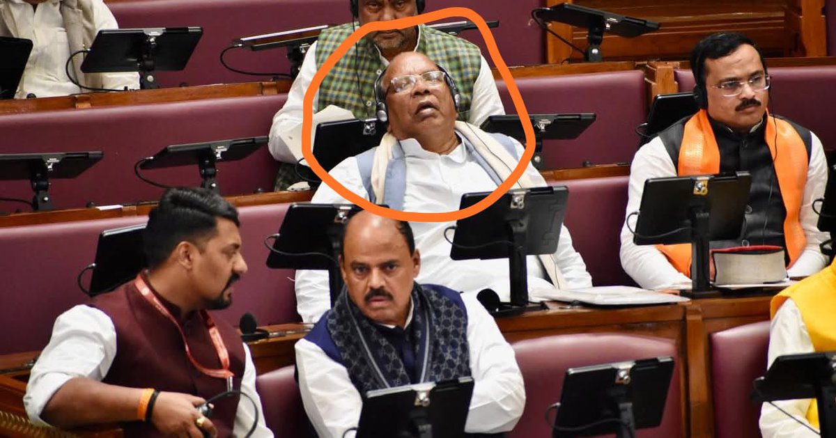 <a href="/myogiadityanath/">Yogi Adityanath</a> <a href="/yadavakhilesh/">Akhilesh Yadav</a> 
तस्वीर विधानसभा बजट सत्र की
 नींद के आगोश में डूबे माननीय।