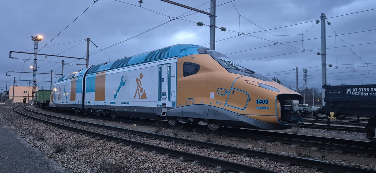 conducteur_PSE's tweet photo. De nouvelles couleurs dans l’univers de TGV M avec cette livrée spécifique sur les motrices CSI (Corridor Sud Italie) prêtes à rejoindre leur tronçon … https://t.co/z8lnm1opN7