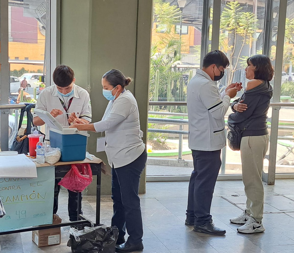 GobiernoTlahuac's tweet photo. 💉En #Tláhuac vacunarse gratuitamente contra el virus del #Sarampión, es una acto de cuidado  individual y colectivo; si tienes de 10 a 49 años. La @SSaludCdMx te espera de L-D a partir de las 9 a 14 h. en ✅️Bosque de Tláhuac
✅️Expl alcaldía 
🚇Estación del Metro #Nopalera. https://t.co/nppCGGRzul