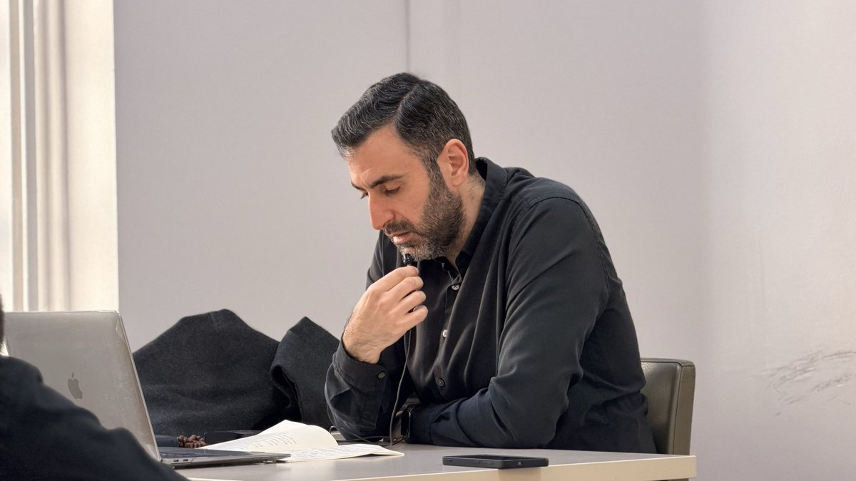 Fakülte hocalarımızdan Dr. Öğr. Üyesi Ali el-Ömerî ile İmam Haddad’ın Kitâbu’l Hikem eserini okuduğumuz Ramazan-ı Şerif’e özel derslerimize başladık. 🌙
Bağlantıdaki link ile kayıt formuna ulaşabilir, zoom üzerinden de dersi takip edebilirsiniz. 

🕰️Ramazan Ayı boyunca her Cuma -