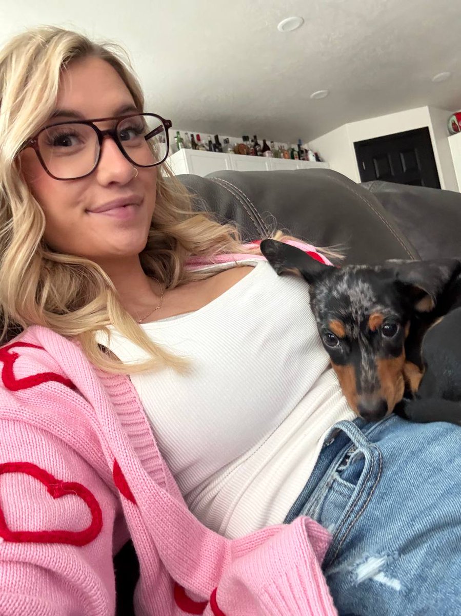 AriaOnlyXO's tweet image. Couch cuddles 😋 i've always wanted a dachshund my whole life ever since I was a kid, so I kinda just made an impromptu decision recently and brought this little guy home! Any guesses on his name?? I wanna see if anyone will get it right 🐶💕  

 #glasses #blonde #puppy