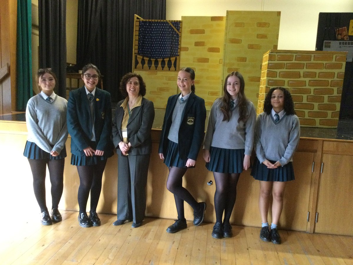 ThornhillDerry's tweet photo. ¡Qué actuación tan fantástica! 🇪🇸🎭
Our Yr 10 Spanish students took to the stage for ‘Un ensayo desastroso’ by @OnattiProdsLtd ! A brilliant day at Thornhill College to inspire and enthuse our language learners. 🌟✨
#español #MFL #belonging #believing #becoming https://t.co/c1yzfmuy3G