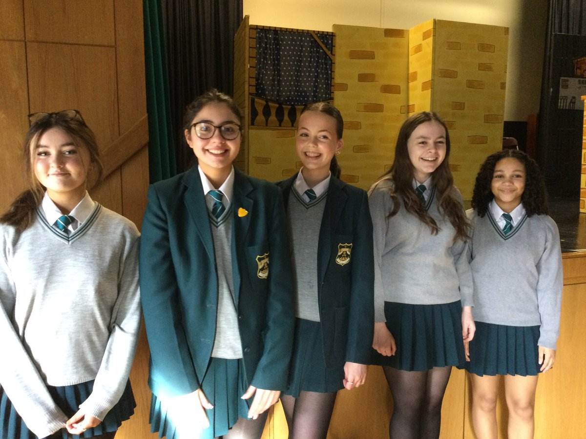 ThornhillDerry's tweet photo. ¡Qué actuación tan fantástica! 🇪🇸🎭
Our Yr 10 Spanish students took to the stage for ‘Un ensayo desastroso’ by @OnattiProdsLtd ! A brilliant day at Thornhill College to inspire and enthuse our language learners. 🌟✨
#español #MFL #belonging #believing #becoming https://t.co/c1yzfmuy3G