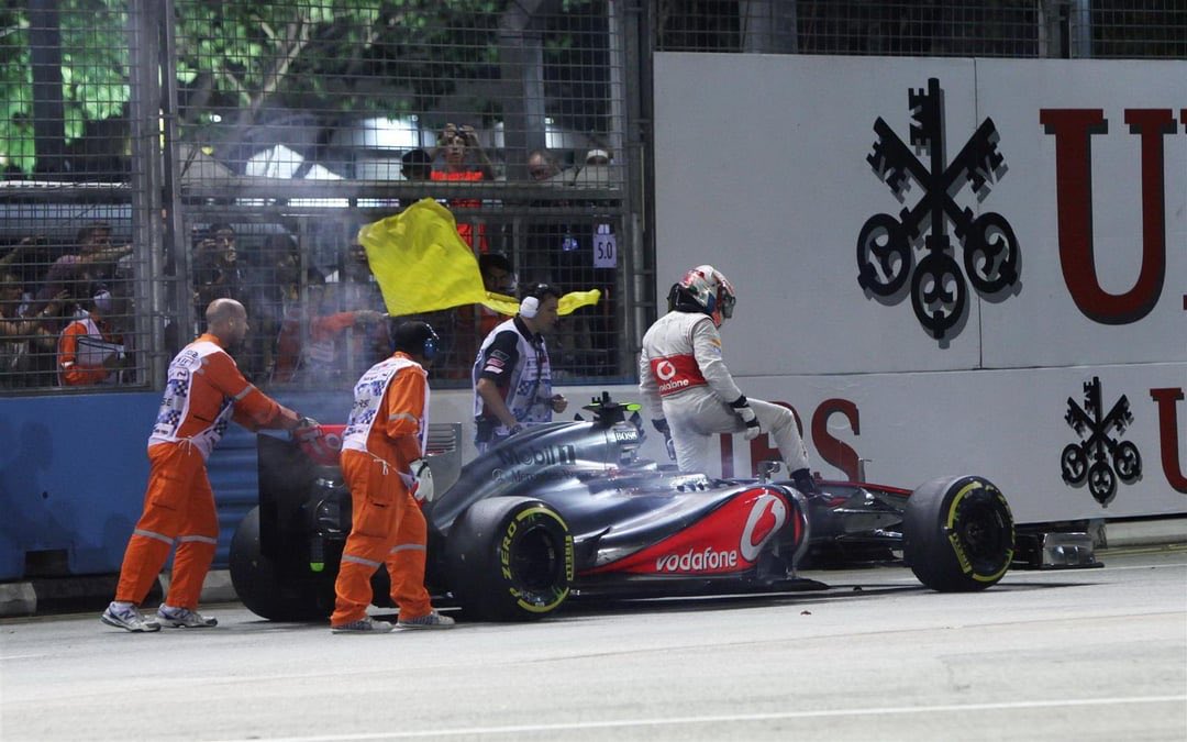 No le pasaron info alguna. En este preciso instante fue el punto de inflexión en la carrera deportiva de Lewis Hamilton: Singapur 2012.