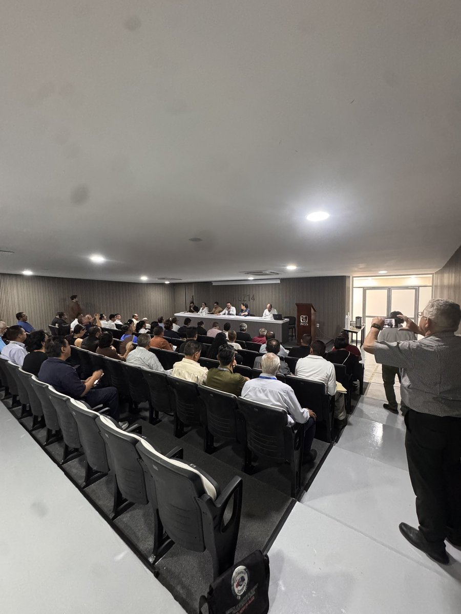 sicotrapej's tweet photo. Qué tal! Hoy ya estamos en las #juntaslocaleparalossecretariosdeprevisionsocialanteelimss en las instalaciones de la #clinica14 del IMSS  a quien agradecemos la bienvenida!  #sicotrapej #transportepublico #acercateatusindicato #graciasporelapoyoalTP https://t.co/2KyRekP0GS