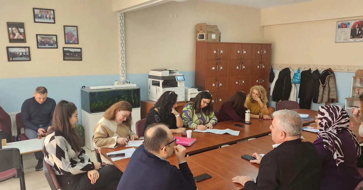 Mitatpaşa ortaokulunu ziyaret ettik. 6 arkadaşımızın üyeliğini aldık. <a href="/Sdka_Aydin/">Sıdıka AYDIN</a> <a href="/ebskadin/">Eğitim-Bir-Sen Kadın Komisyonu</a> <a href="/neclad/">NECLA DOĞAN</a> <a href="/Mrymtfnoglu/">Meryem TUFANOĞLU</a> <a href="/SerifeBilik/">Şerife Bilik</a>