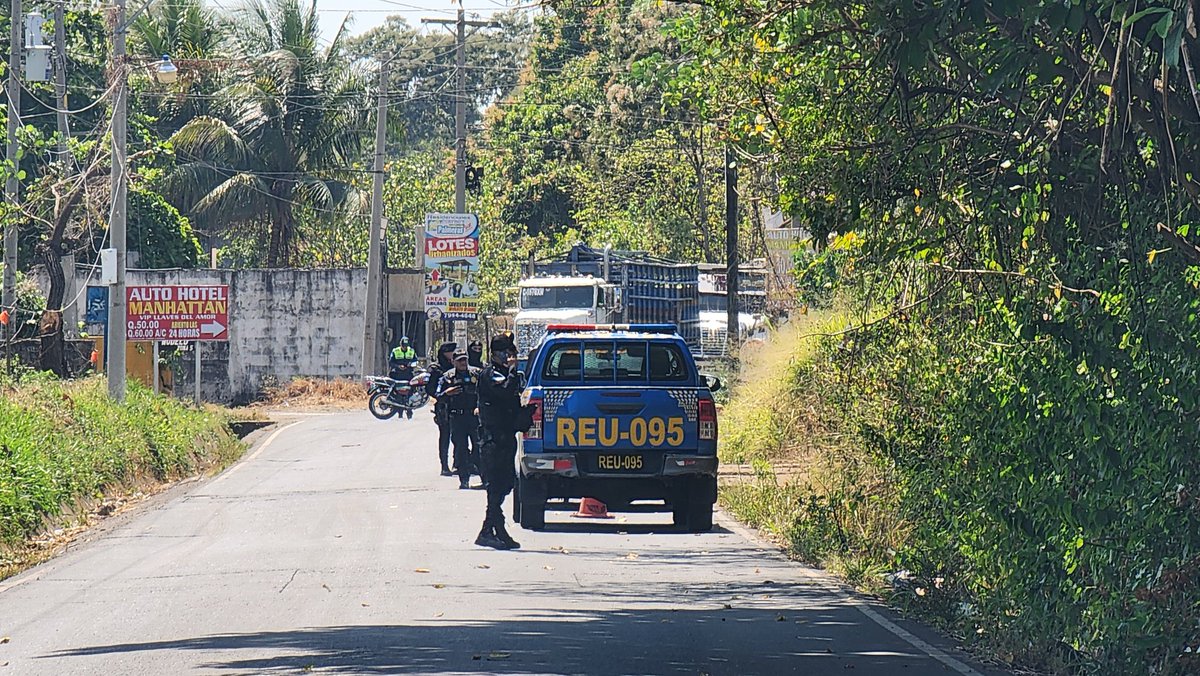 Ministerio Público y Antinarcoticos realizan diligencia en vehículo ubicado dentro del predio municipal de vehículos con posible ilícito en zona 5 de Retalhuleu