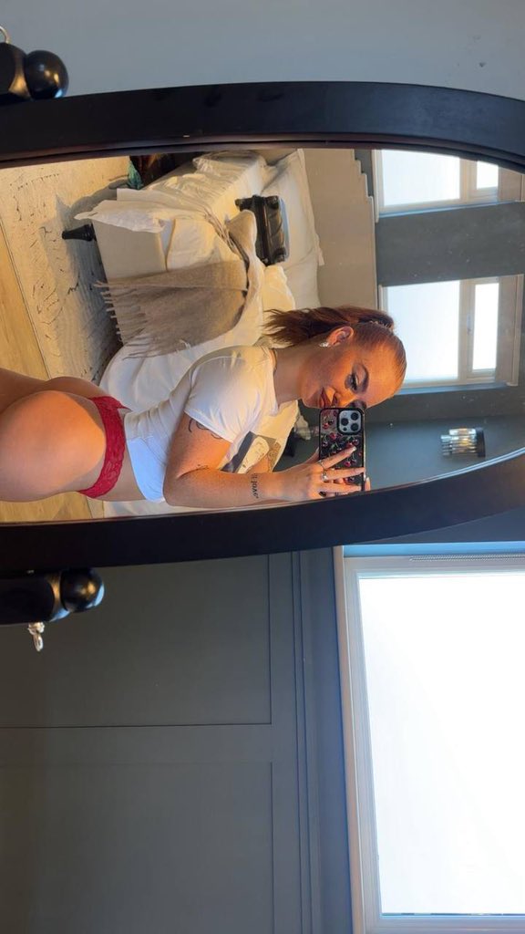 don’t turn your phone lol😝  onlyfans.com/ellieskyyee/tr…