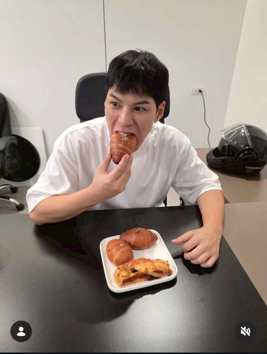 กล้ามแขนล่ำๆเหมือนบาแก็ต 
มือดูนุ่มๆฟูๆเหมือนชิโอะปัง
ห่วงหล่อกี่โมง..ไม่รู้
แต่ห่วงกินหนักมาก..😆😆