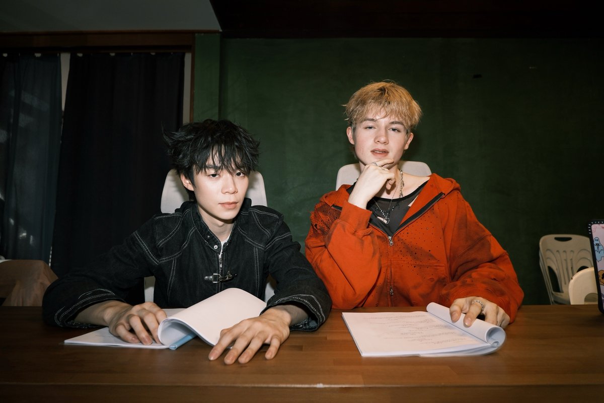 around_ent's tweet image. สาวก GEN Z หวีดสนั่น! บอส กูโน แห่งค่าย LOOKE เปิดวาร์ปบทซีรีส์ iQIYI Original GELBOYS 2 พร้อมนัด 4 หนุ่ม “ไป๊ป-นิว–พีเจ–เลออน” อ่านบทซีรีส์ร่วมกันเป็นครั้งแรก

#NEWCHAYAPAK #PIDEMonthapoom 
#PJmahidol #LEONBROCCO 
#GELBOYS #LOOKE

อ่านข่าวเพิ่มเติม
📍facebook.com/share/p/1Absg7…
