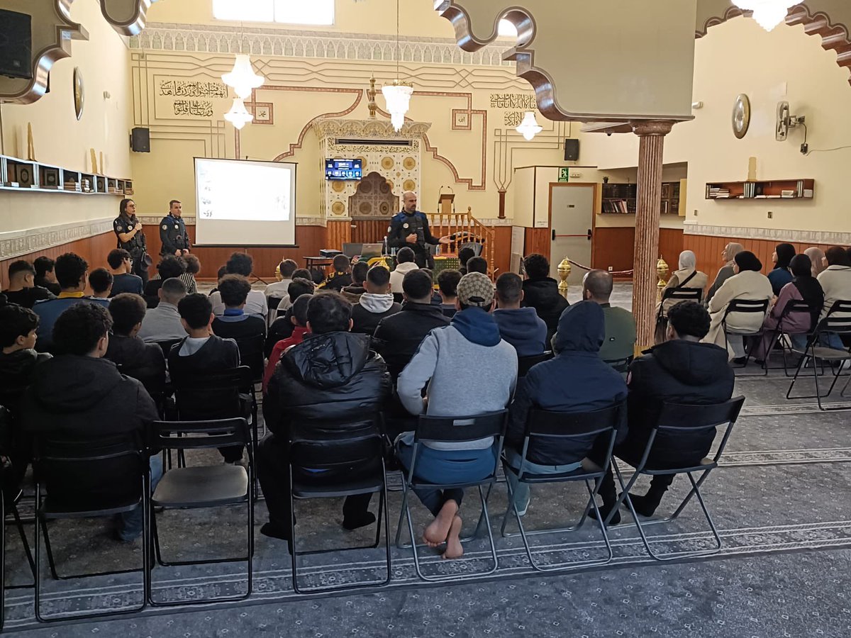 👮‍♂️🤝 Hoy hemos estado con la Asociación Juvenil Al‑Umma de Fuenlabrada en una jornada de acercamiento a la labor de la Sección para la Protección de los Derechos Humanos del SPLF.
Hemos hablado sobre cómo identificar, denunciar y prevenir discursos y delitos de odio.