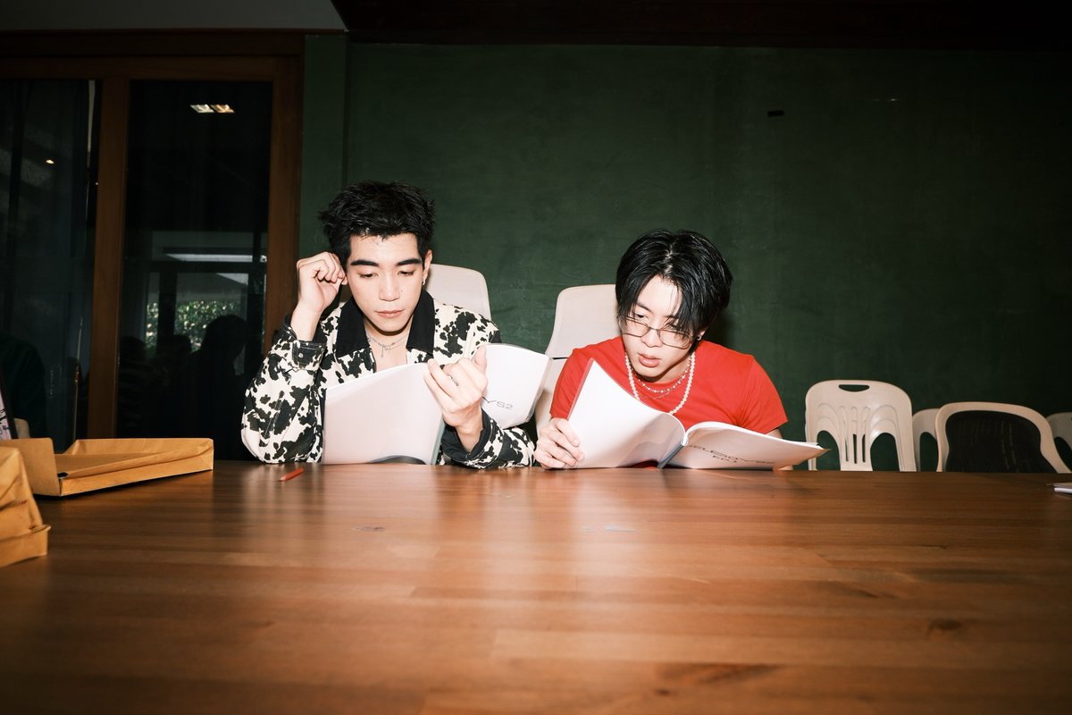 around_ent's tweet image. สาวก GEN Z หวีดสนั่น! บอส กูโน แห่งค่าย LOOKE เปิดวาร์ปบทซีรีส์ iQIYI Original GELBOYS 2 พร้อมนัด 4 หนุ่ม “ไป๊ป-นิว–พีเจ–เลออน” อ่านบทซีรีส์ร่วมกันเป็นครั้งแรก

#NEWCHAYAPAK #PIDEMonthapoom 
#PJmahidol #LEONBROCCO 
#GELBOYS #LOOKE

อ่านข่าวเพิ่มเติม
📍facebook.com/share/p/1Absg7…