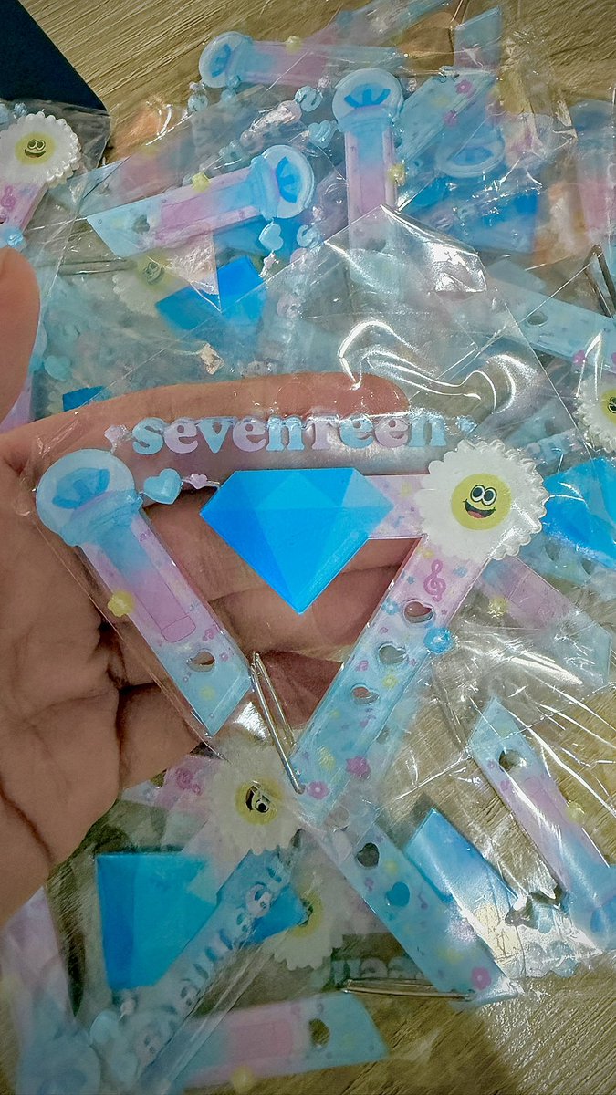 💎 Giveaway 💎
🐯Carabiner seventeen 🐶
🗓 :15 March :สนามศุภชลาศัย
⏱️:TBA 💋💋 30 pcs

#กะรัตพระเวสสันดร 
#NEW_BANGKOK #SEVENTEEN_NEW_IN_BANGKOK
