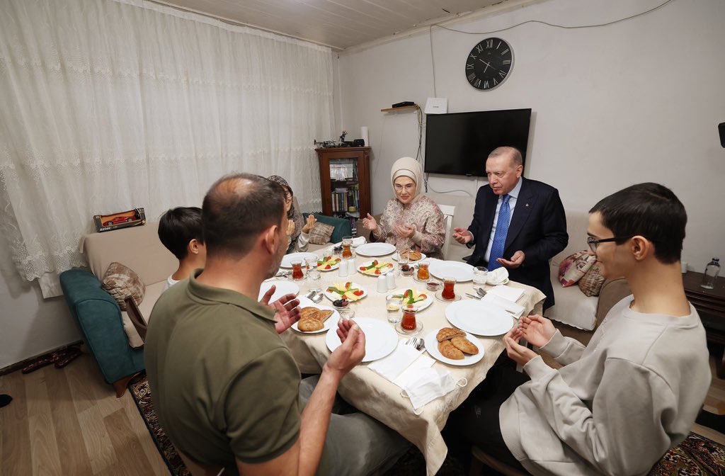 Cumhurbaşkanımız ve Eşi Emine Erdoğan Hanımefendi, iftar için Kayacık ailesine misafir oldular.