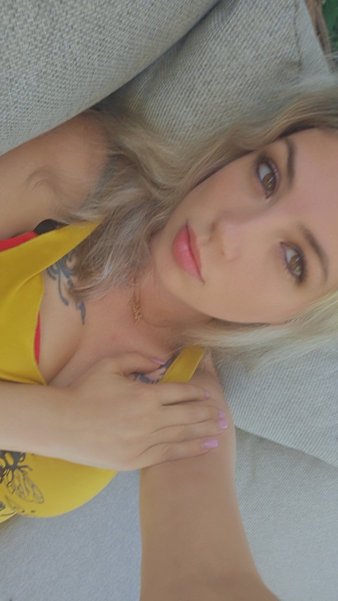 Ashleyy86's tweet image. For the attention I so desperately crave, and I know you stalk my page 🖕 #selfie #throwback