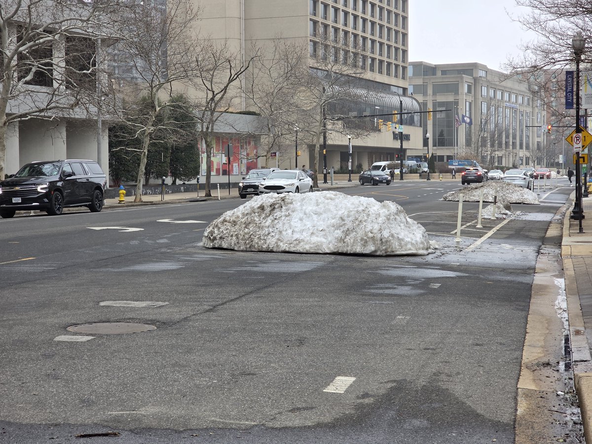 20024_db's tweet photo. @ArlingtonDES 
Any chance we can get the snow removed from the traffic lane at 1600 S Eads?  Snow related complaint site is closed and RAP says to use it.  Your call center says to contact Arlington Parks and Rec. https://t.co/dKa9D1HyWx