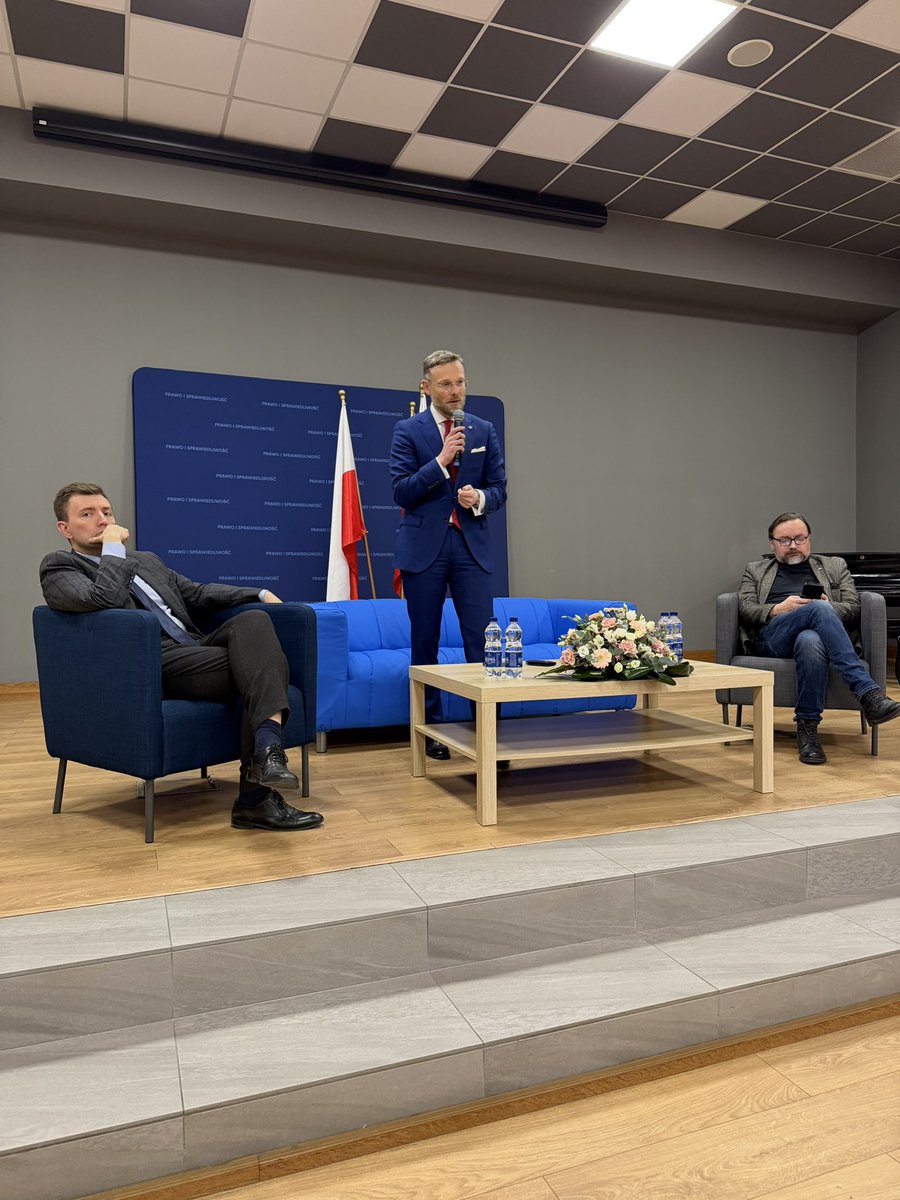 KempinskiRad's tweet photo. Świetne spotkanie z Szefem Kancelarii Prezydenta RP - @BoguckiZbigniew w Nakielskim Ośrodku Kultury.

Sala pełna, ciekawe rozmowy i pytania z życia wzięte. Jest przestrzeń na dyskusję o sprawach, które dotyczą Polski oraz mieszkańców naszego regionu. https://t.co/ELsetzUyIJ