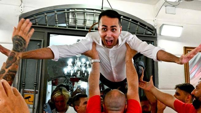 Luigi Di Maio diventa professore onorario del King’s College di Londra. 
Senza Grillo costui sarebbe a vendere bibite allo stadio e invece pure professore onorario