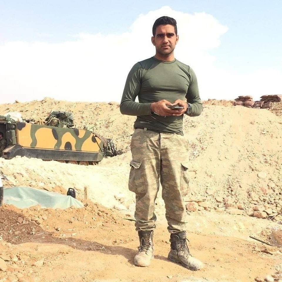 🟤 6 yıl önce bugün, İdlib’te düzenlenen hava saldırısında 2 askerimiz şehit oldu.

🇹🇷 Tnk. Tğm. Ali Emre FIRINCIOĞULLARI

🇹🇷 Tnk. Söz. Er Mustafa ERTÜRK

➖️ Şehidimiz Emre Fırıncıoğulları’nın, “Şehit olursam bu fotoğrafı paylaşın, çok içten gülmüşüm.” sözleriyle emanet ettiği