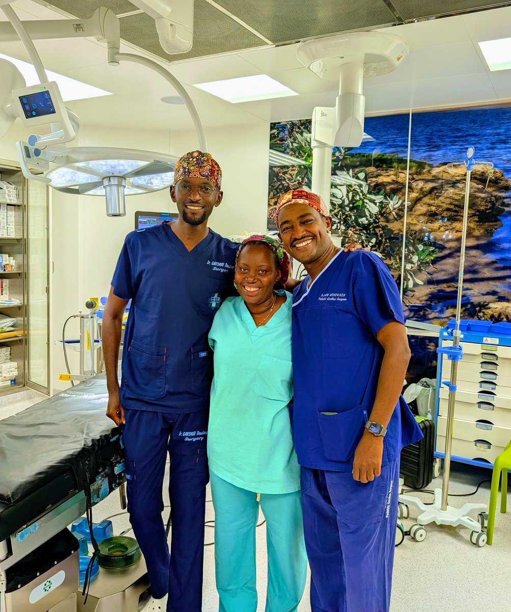 mnls_nke's tweet photo. 25 years after learning about them in med school, I saw again and touched an IABP 🥰 in Kigali’s busy cardiac OR. They even had Swan–Ganz floating catheters (斯旺-甘茨漂浮导管) for nostalgic hearts like mine. Time flies, medicine evolves, lots of new tech now, what a journey!😊 https://t.co/vYez3dXmes