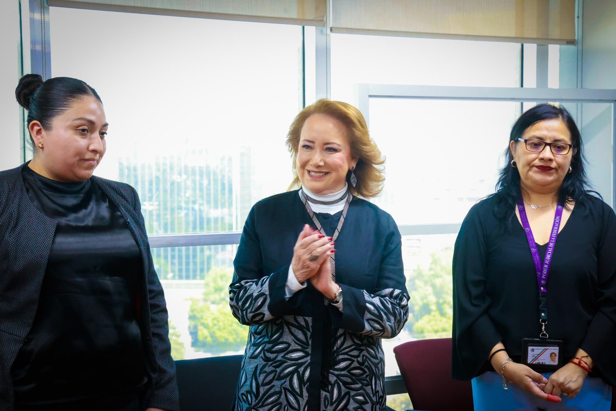 Después del encuentro con juezas y jueces, me detuve a saludar al personal de los juzgados.

Quise reconocer de manera especial su trabajo. El funcionamiento del sistema penal no sería posible sin la dedicación diaria y el profesionalismo de quienes, desde cada área, hacen que la