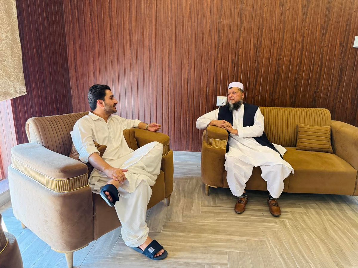 شکارپور / جاگن: چیف سردار جاگن خان بھیو سے شکارپور کی صرافہ بازار کے صدر حاجی سعید احمد اعوان کی ملاقات۔