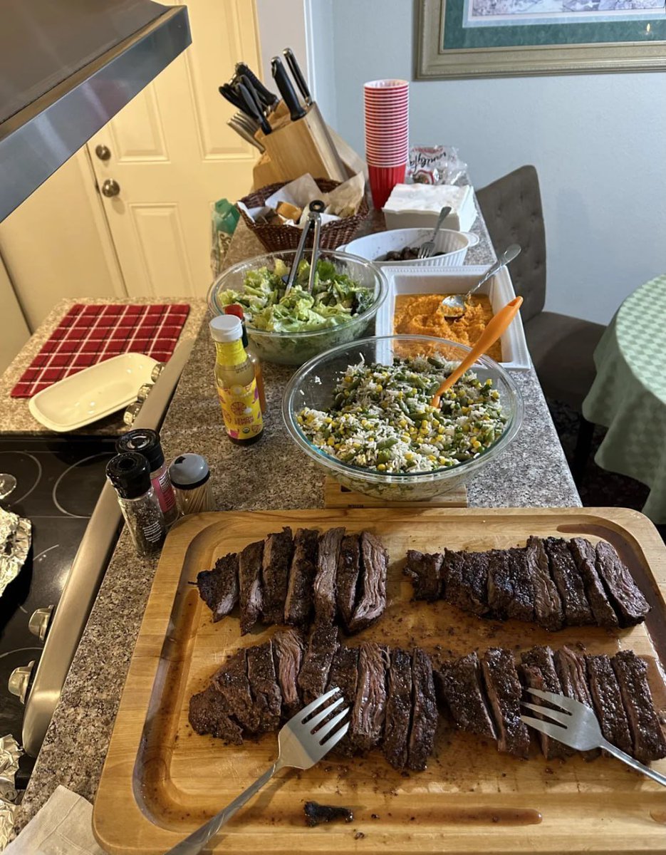 My friend worked as a chef for a long time when she was young, and she can cook all kinds of dishes. She is very generous and often invites a large group of friends to her home for dinner. The boyfriend she found is also good at cooking and grilling, so their expertise