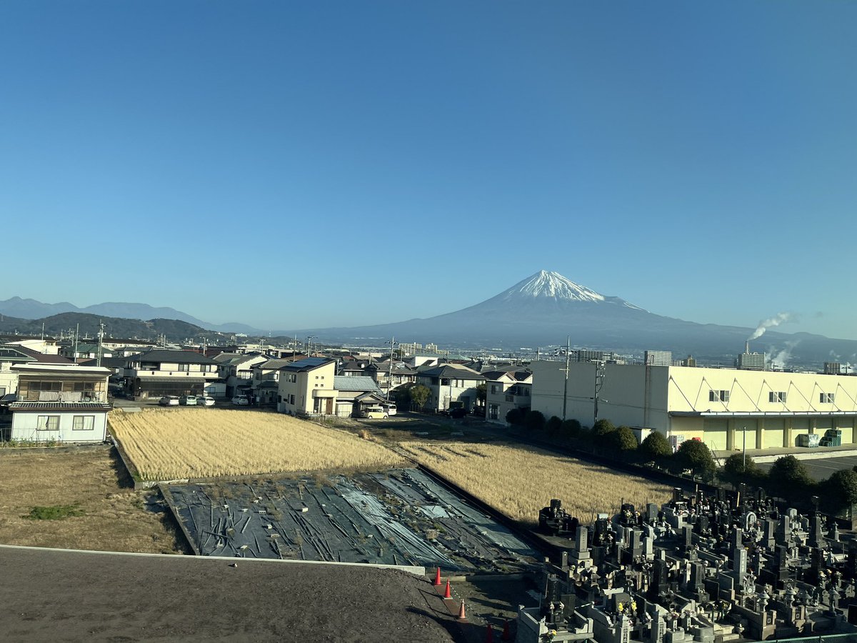 agagawanet's tweet photo. 新幹線で車掌さんが富士山を案内、綺麗だ https://t.co/H8uFOqcvGM