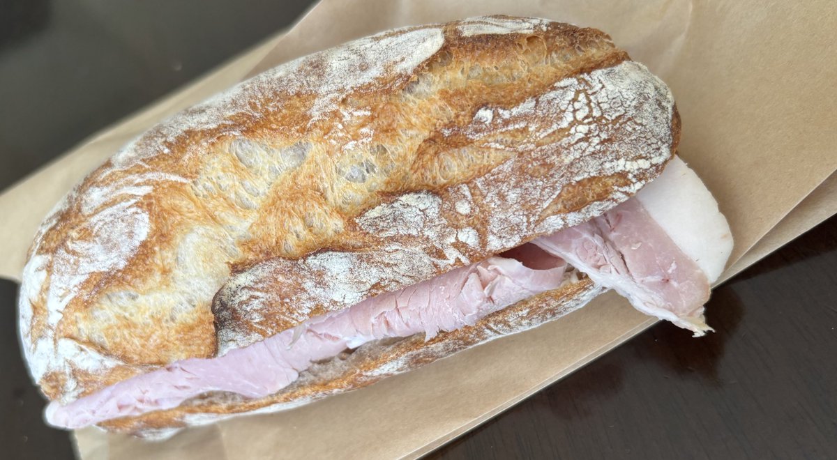 朝早くに散歩して
帰り道たまたま人気のパン屋さんに並べた🍞