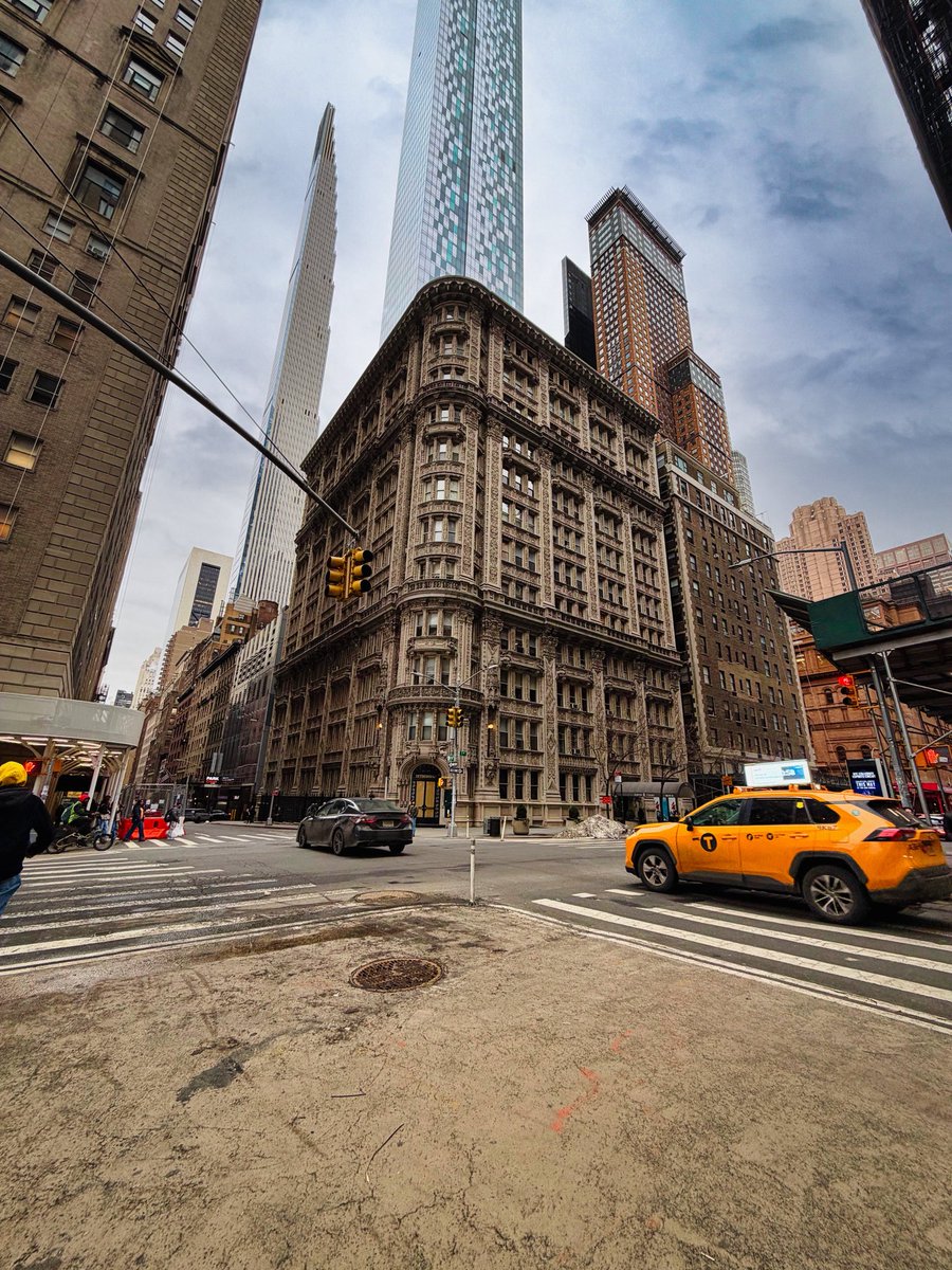 shotbyjazzmin's tweet image. Just let these beautiful images breathe…📸🔥
.
.
.
.
#streetphoto_color #architect #photography #nyc #alwyncourt