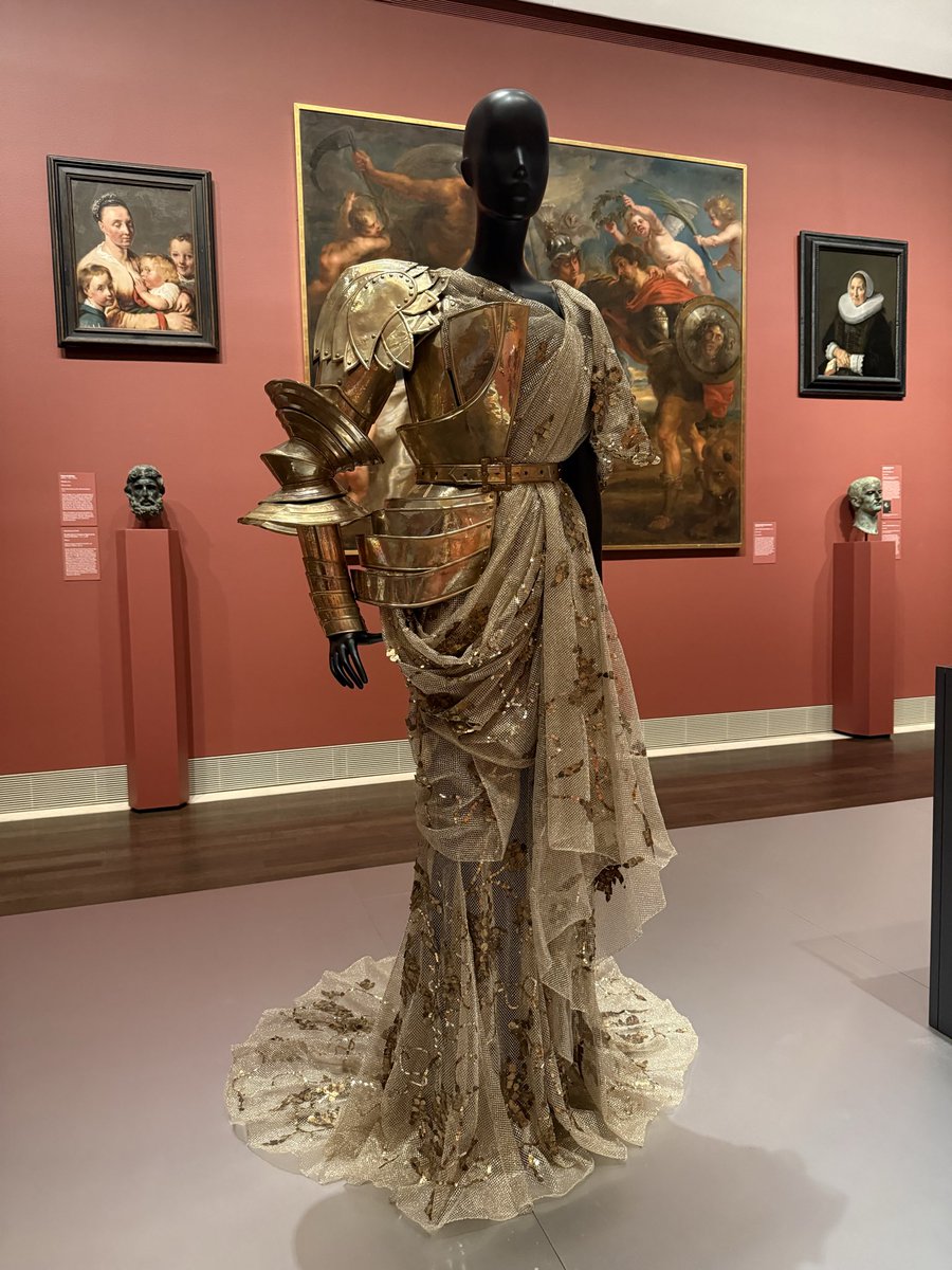 itsbleekerxox's tweet photo. i’ve now seen the christian dior couture fw06 by john galliano in person https://t.co/7HGEWXsB5b
