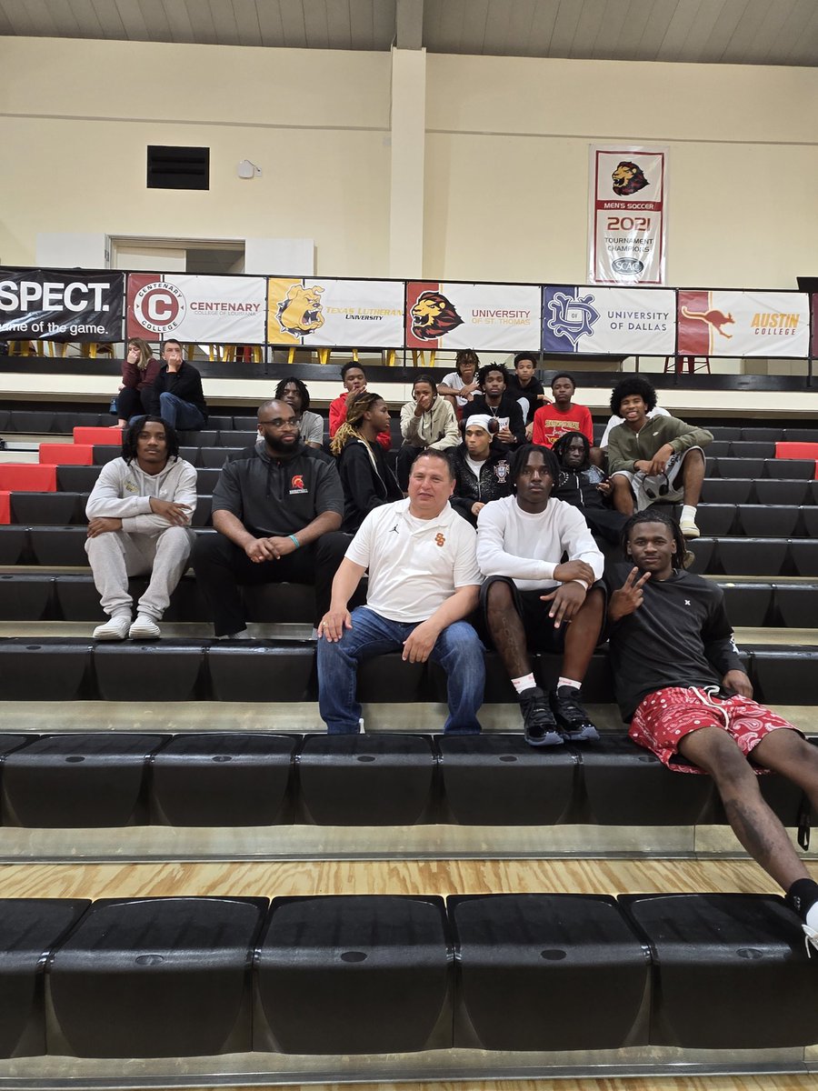 SpartanBoysBB's tweet photo. The Spartans are out to support @onlymaxfrels as @LETUMBB takes on @stthomashouston #SpartanProud @StaffordMSD https://t.co/DChxhqP9UR