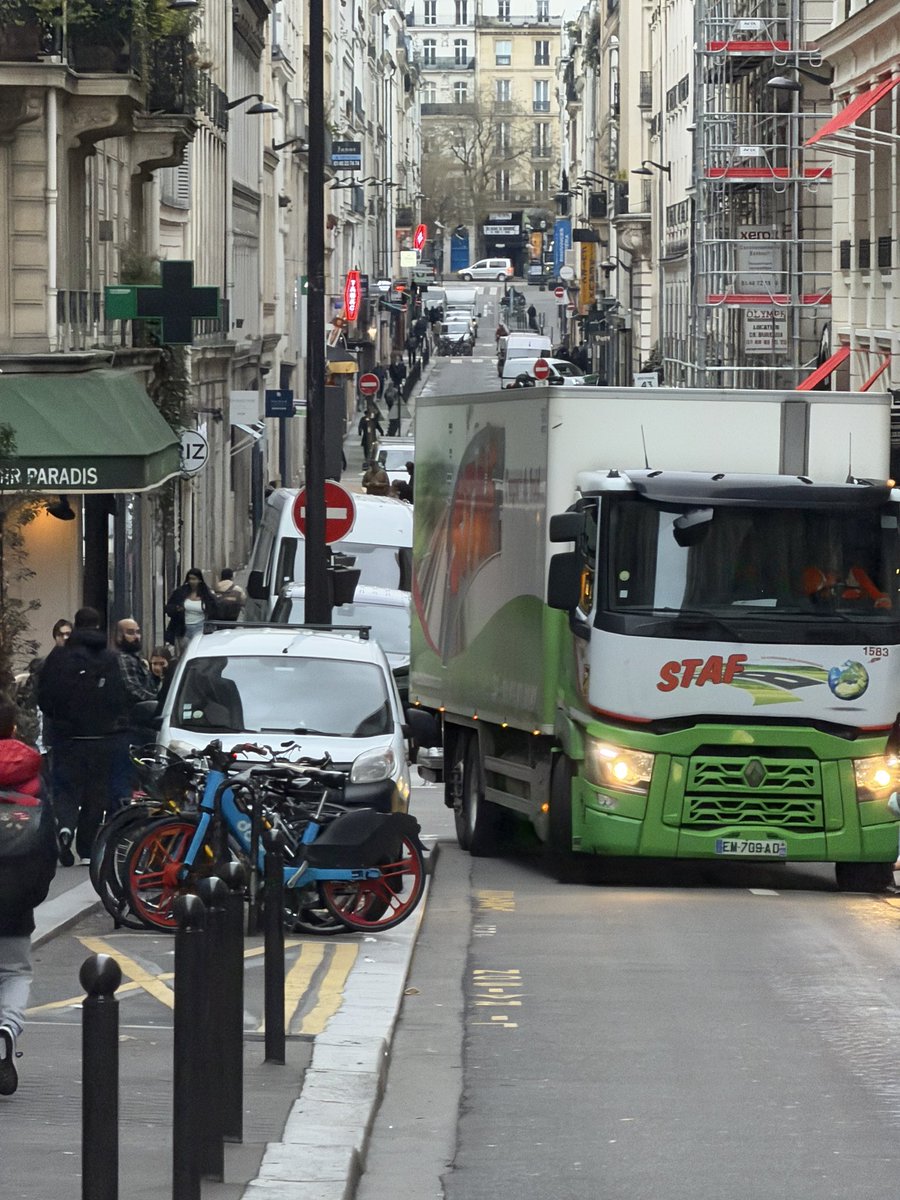 River1Paradis's tweet photo. #Giration & livraison compliquées pr ces 🚛 ds le quartier. Les options:
.Prendre l’axe Sud Nord sur Hauteville OU Est Ouest sur Paradis SANS virer, donc trafic 📈
.Remplacer ces 🚛 par des + petits ? Pollution, prix 📈 & familles OUT
.Des 🚲 ? Irréaliste. Familles out.
#Paris10 https://t.co/HFn0NLNNbt